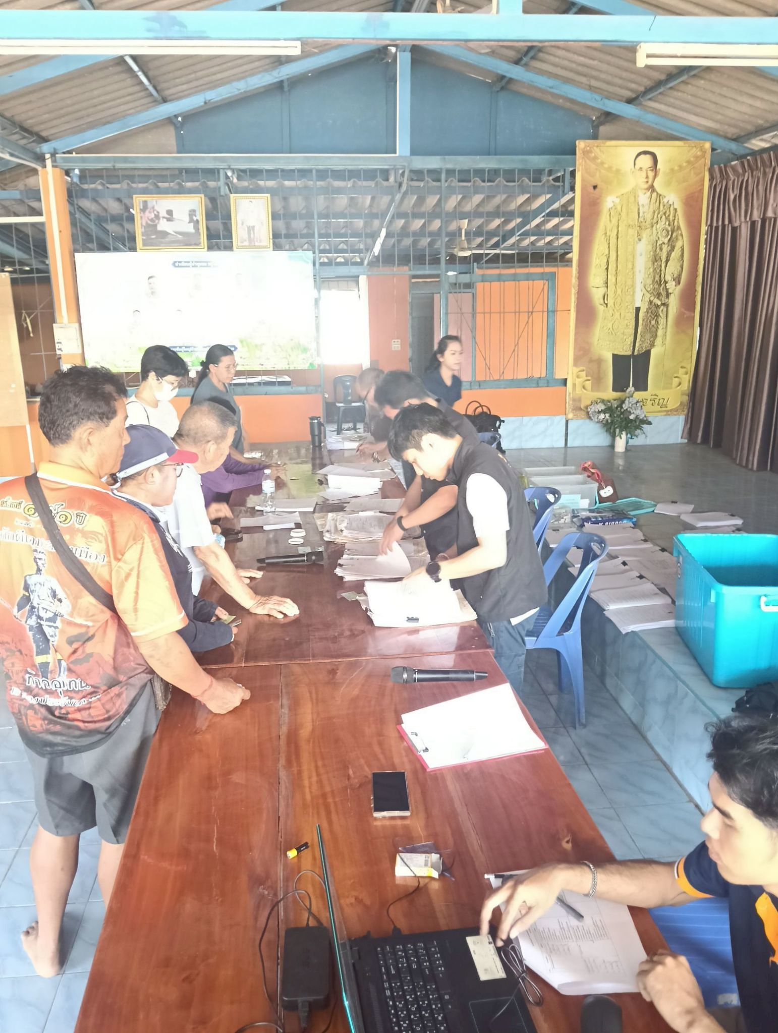 title - วันที่ 3 เมษายน 2569 นายวิทูล ประดิษฐ์บุญ ปฏิรูปที่ดินจังหวัดปราจีนบุรี มอบหมายให้ นายลิขิต ผันผ่อน ผู้อำนวยการกลุ่มกฎหมาย พร้อมด้วย เจ้าหน้าที่ ส.ป.ก.ปราจีนบุรี ลงพื้นที่ออกศูนย์บริการเคลื่อนที่ “Mobile Unit”  ยื่นคำร้องทั่วไปและปรึกษาข้อกฎหมายที่เกี่ยวข้องกับการปฏิรูปที่ดิน ณ เขาไม้แก้ว อำเภอกบินทร์บุรี จังหวัดปราจีนบุรี